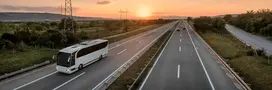 Bus auf Autobahn bei Sonnenuntergang