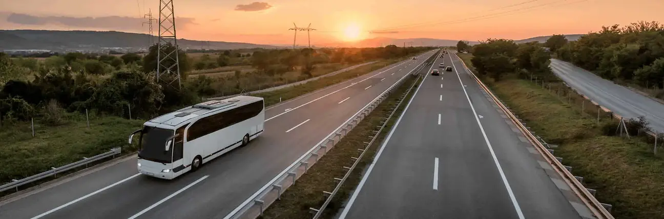 Bus auf Autobahn bei Sonnenuntergang