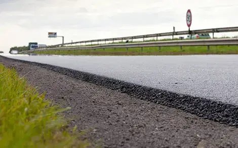 Anschnitt einer Straße mit Gras in der linken unteren Ecke