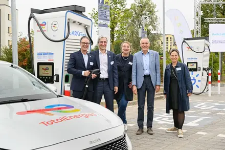 pressefoto_eröffnung_ladehub_waren_totalenergies