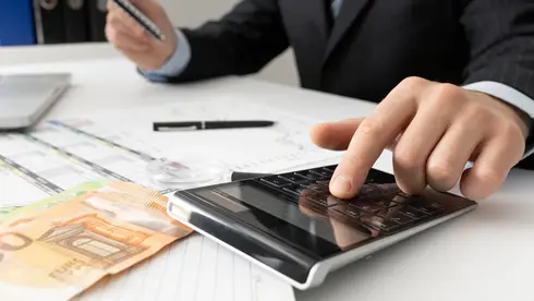 homme-affaires-calcul-finances-nombres-gros-plan