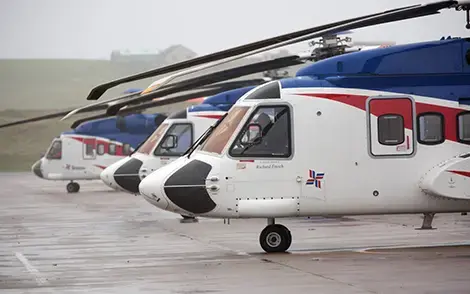 Drei Flugzeuge nebeneinander auf einem Flugfeld