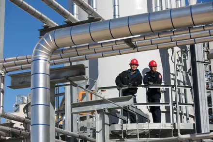 Jason Reyes et Michael Martin, opérateurs, à l'usine de fluides spéciaux à Bayport.