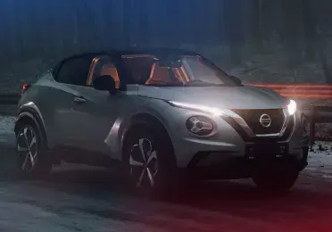 Nissan autó bekapcsolt lámpákkal