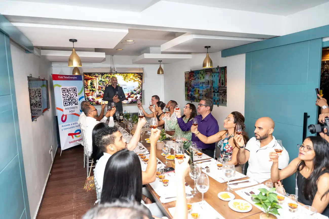 club totalenergies - Cata de Ron en Celebración a los Padres