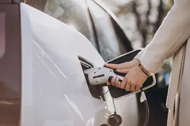 chargeur-chargement-electro-voiture-gros-plan