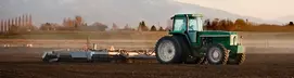 Landmaschine im Einsatz auf einem Acker