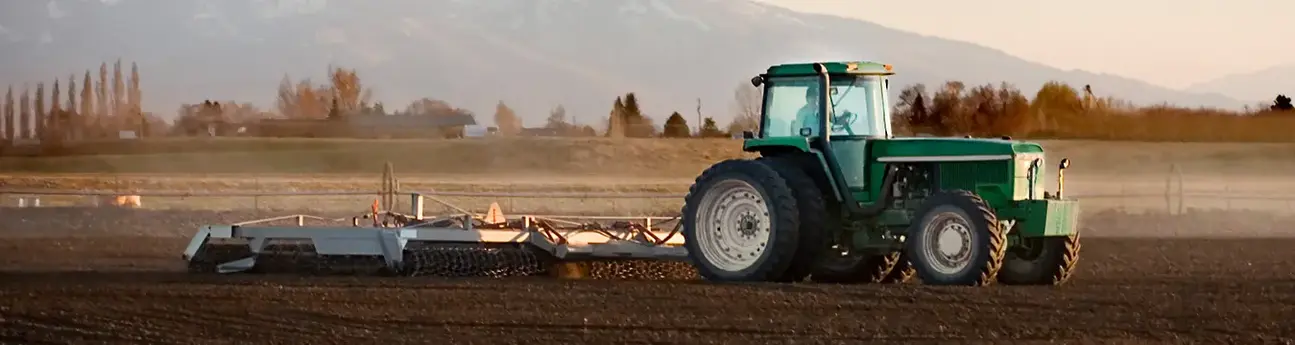 Landmaschine im Einsatz auf einem Acker