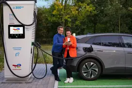 auto_laedt_am_ladesaeule_300kw.jpeg
