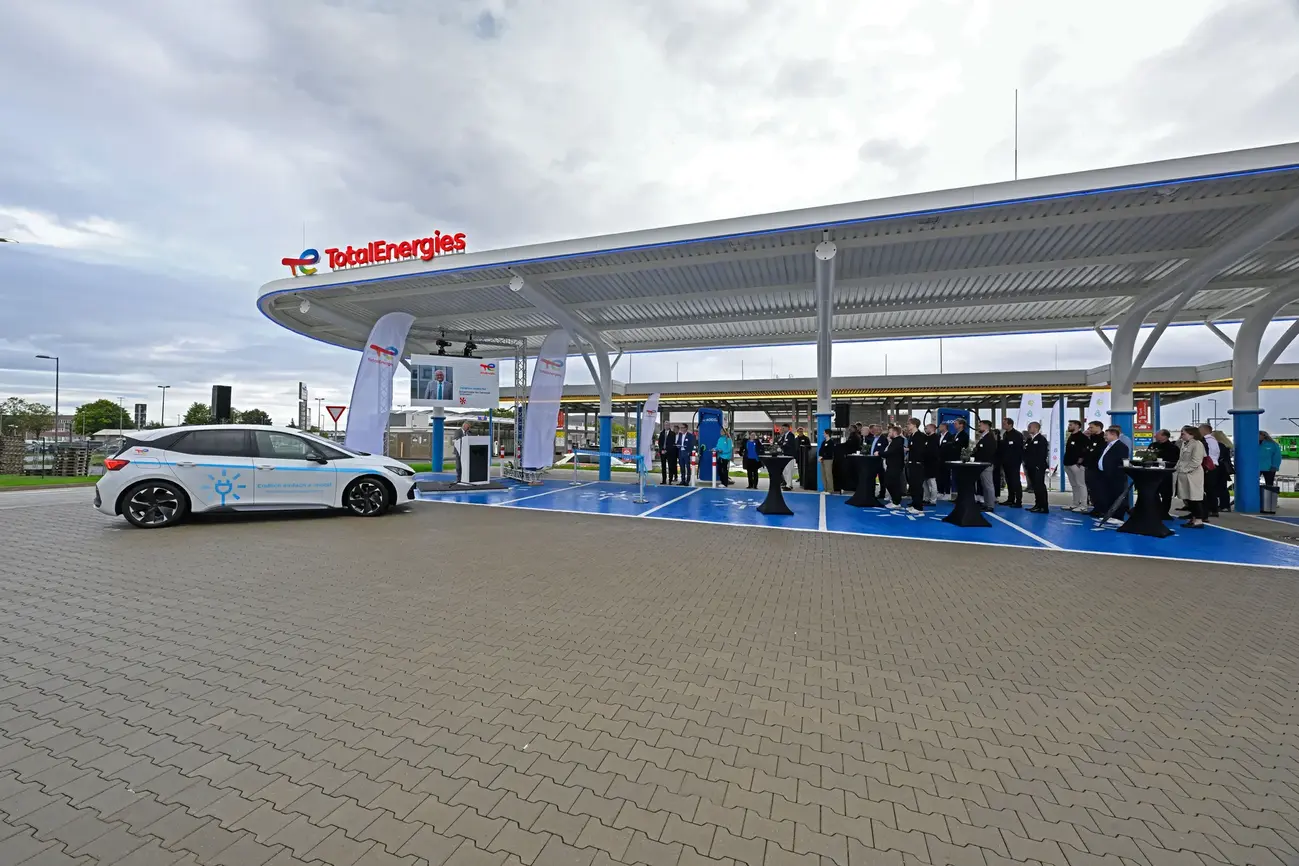 Eröffnung Ladehub TotalEnergies am BER 2
