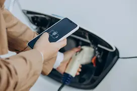 femme-tenant-chargeur-chargeant-voiture-electrique-gros-plan