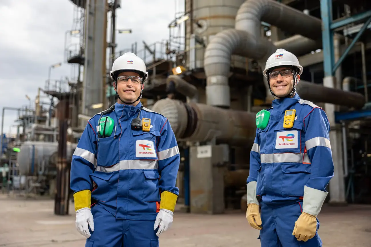 Deux opérateurs au coeur des unités de production