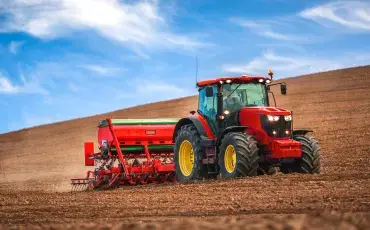 TotalEnergies, Agri, motorové oleje, zemědělský stroj, zemědělská technika, traktor, orba